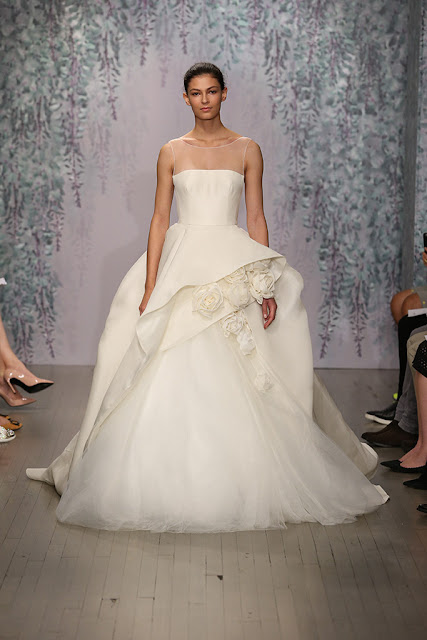 Vestido de novia de Monique Lhuiller para 2016 - Foto: Don Ashby Vestido de novia de Monique Lhuiller para 2016 - Foto: Don Ashby