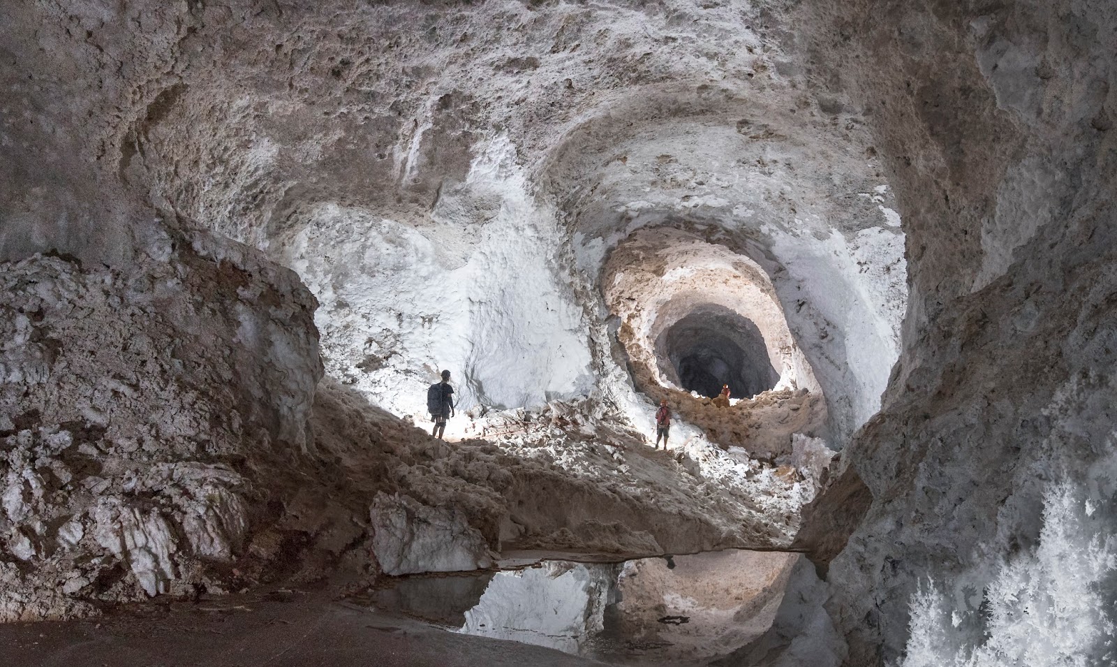 THE CHANDELIER MAZE & CHANDELIER BALLROOM. LECHUGUILLA CAVE, NEW MEXICO ADAM HAYDOCK