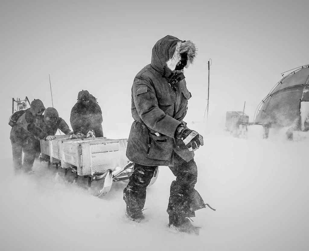 Grupo de cientistas trabalhando no gelo da Groenlândia.