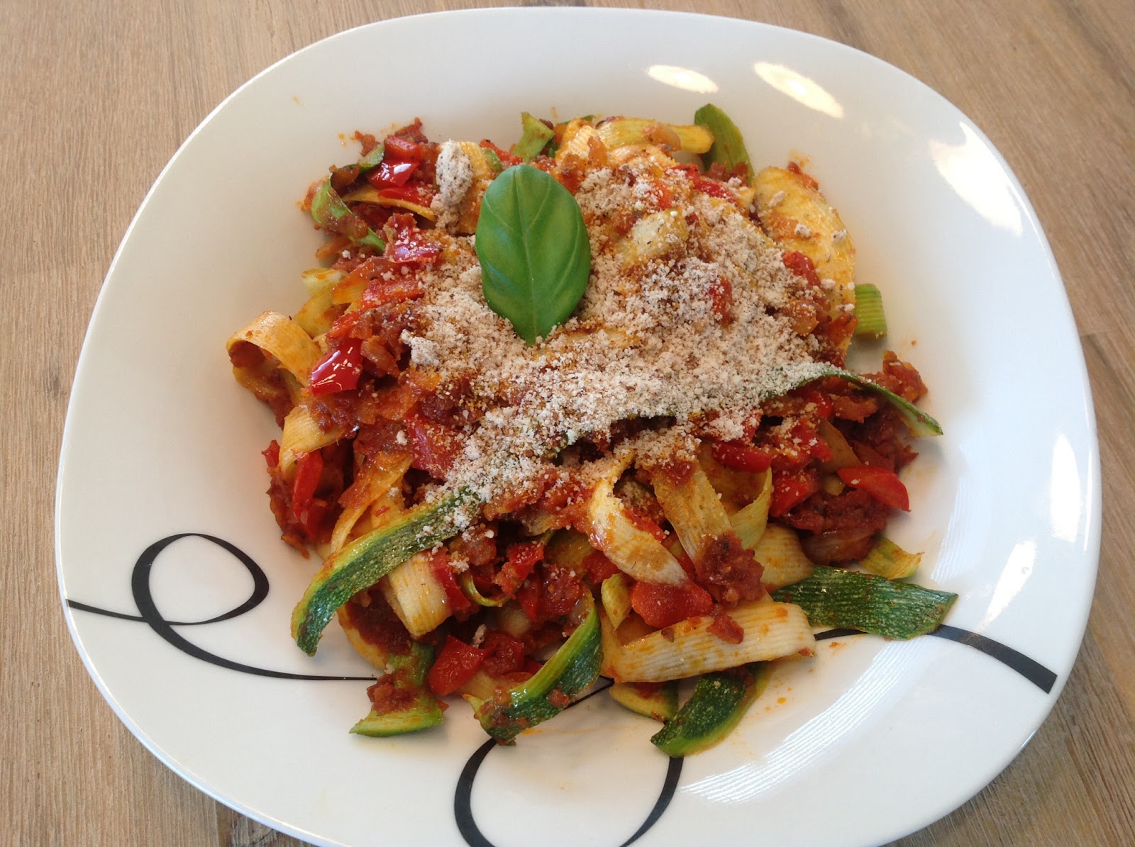 Veganwhippet: Zucchini Bandnudeln mit Tomaten-Paprikasauce und Mandel ...