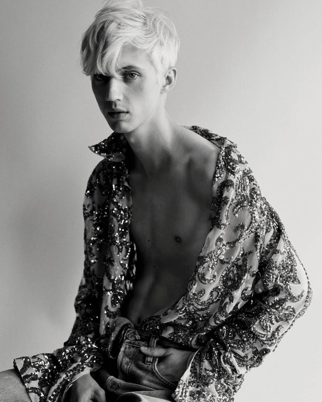 Troye Sivan - New Shirtless & Barefoot Pics.