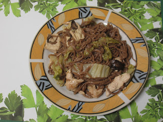 MASSA DE SOBA COM PERU E COUVE PORTUGUESA NO WOK