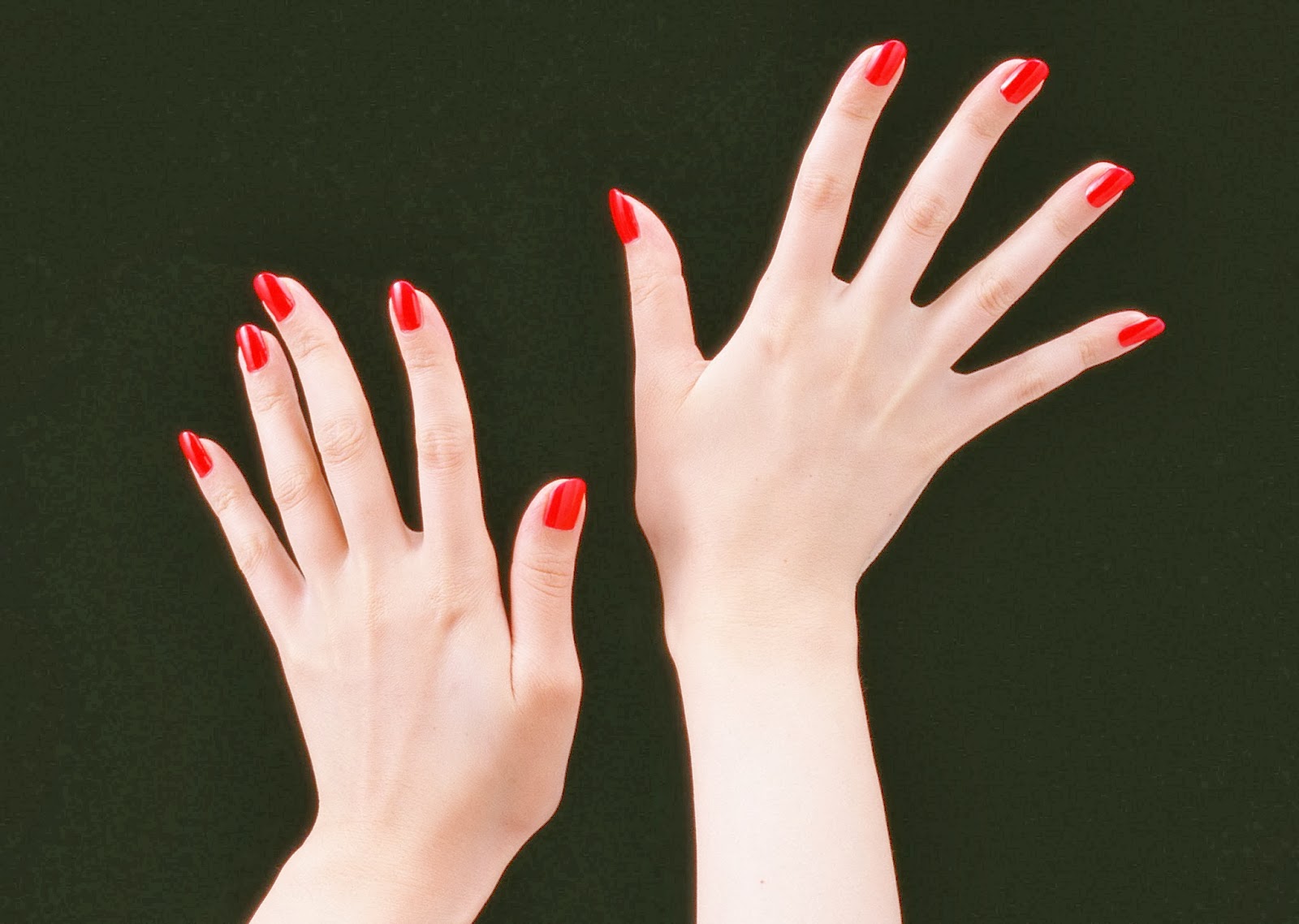 Видеть рукой цвет. Рука с маникюром. Женская рука. Женская рука с ногтями. Красивые женские руки с маникюром.