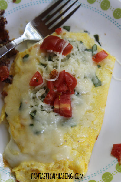 Tomato, Cheese, and Basil Omelet // This caprese-style omelet is the perfect thing to enjoy first thing in the morning! #recipe #caprese #basil #omelet #egg #breakfast