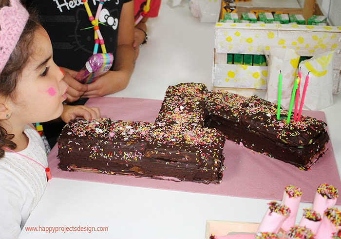 Pastel en forma de número: Soplando las velas