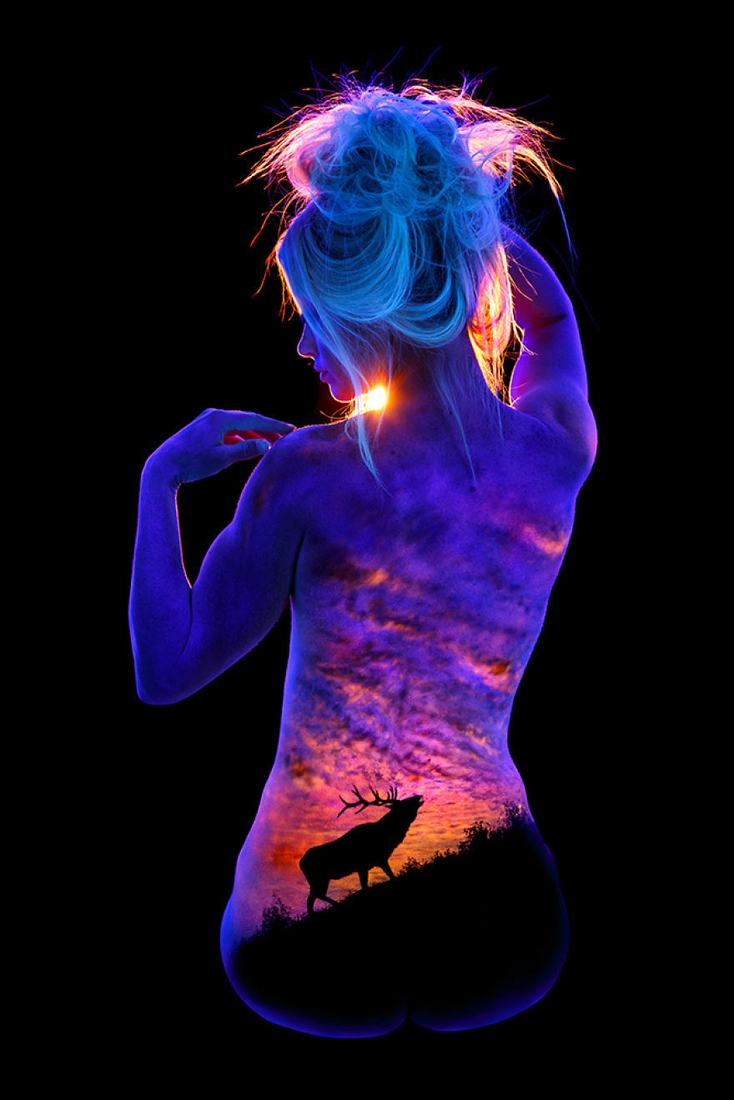 08-John-Poppleton-Body-Painting-turns-into-Body-Scapes-in-the-Dark-www-designstack-co