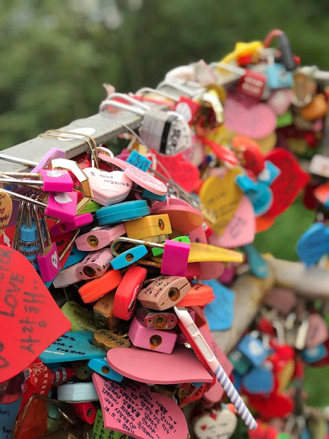 Love-Lock-Nona-Hitam-Pahit