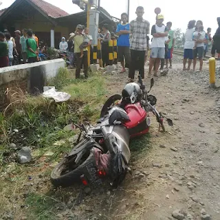 Pemotor Tewas Tersambar Kereta Api Di Perlintasan Tak Berpalang Pintu