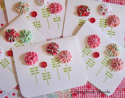 Cartão de papel com flores de fuxico e botão