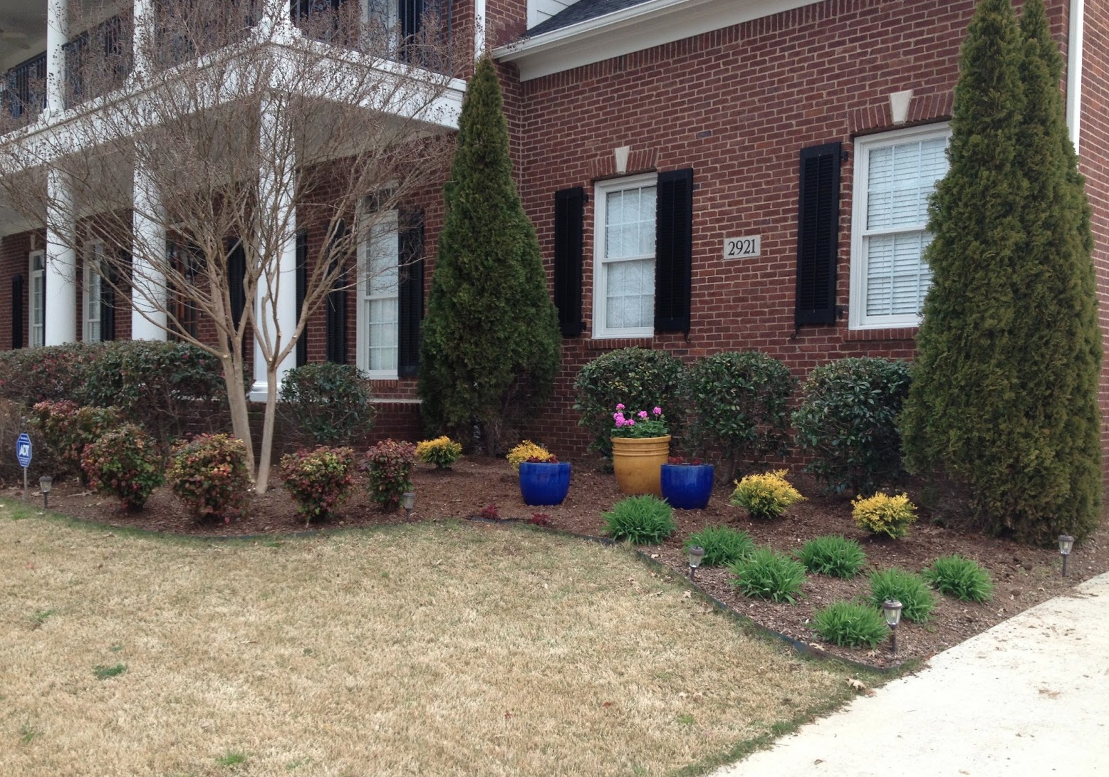 THINK MAKE LIVE LOVE: FRESH LANDSCAPING AND BLACK MULCH