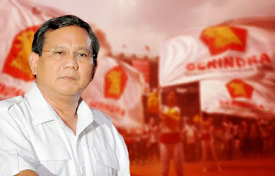 Biografi Prabowo Subianto Biografi Prabowo Subianto Sosok yang dikenal dengan Letnan Jenderal (Purn) Prabowo Subianto Djojohadikusumo adalah seorang mantan Danjen Kopassus, pengusaha dan politisi. Prabowo adalah calon presiden dalam pemilu presiden Republik Indonesia 2009 dari Partai Gerakan Indonesia Raya (GERINDRA). Karena perolehan suara Partai Gerindra kurang dari 20%, Prabowo maju sebagai calon wakil presiden Megawati Soekarnoputri. Tahun 2014 Prabowo sedang bersiap untuk kembali maju sebagai calon presiden di pemilu presiden 2014. Dan jika diselusuri lebih jauh lagi, leluhur Prabowo adalah Panglima Laskar Diponegoro untuk wilayah Gowong (Kedu), yang bernama Raden Tumenggung Kertanegara III. Prabowo juga terhitung sebagai salah seorang keturunan dari Adipati Mrapat, Bupati Kadipaten Banyumas Pertama. Dilihat dari Keluarganya Prabowo Subianto memiliki dua orang kakak perempuan yang bernama Bintianingsih dan Mayrani Ekowati, serta satu orang adik laki-laki yang kini menjadi seorang pengusaha handal yang bernama Hashim Djojohadikusumo. Pada tahun 1970, Prabowo Subianto memulai kariernya saat ia mendaftarkan diri di Akademi Militer Magelang, Ia kemudian Lulus pada tahun 1974 dari Akademi Militer, kemudian pada tahun 1976 Prabowo ditugaskan sebagai Komandan Pleton Para Komando Grup I Komando Pasukan Sandhi Yudha (Kopassandha) dan ditugaskan sebagai bagian biografi prabowo subianto lengkapbiografi prabowo subianto capres partai gerindra