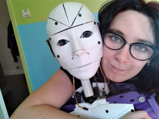 Dianggap Cakep Hingga Cinta, Wanita Perancis Ini Bertekad Nikahi Robot Dianggap Cakep Hingga Cinta, Wanita Perancis Ini Bertekad Nikahi Robot