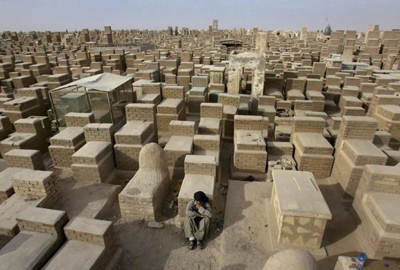 World's Beautiful Landscapes.: Wadi Al-Salaam, The largest cemetery in