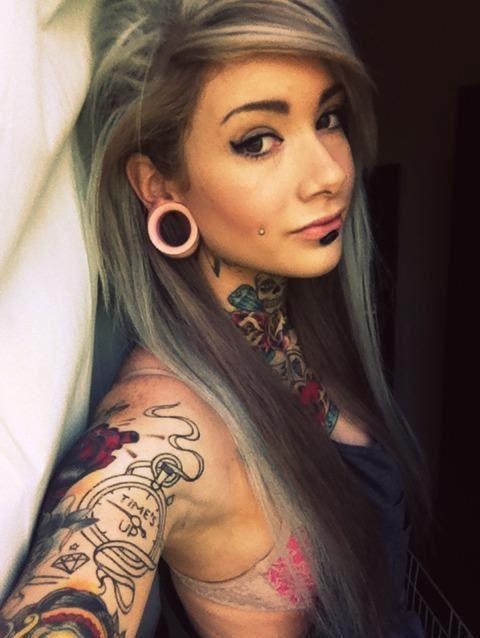 Chica sexy con tatuaje en el cuello