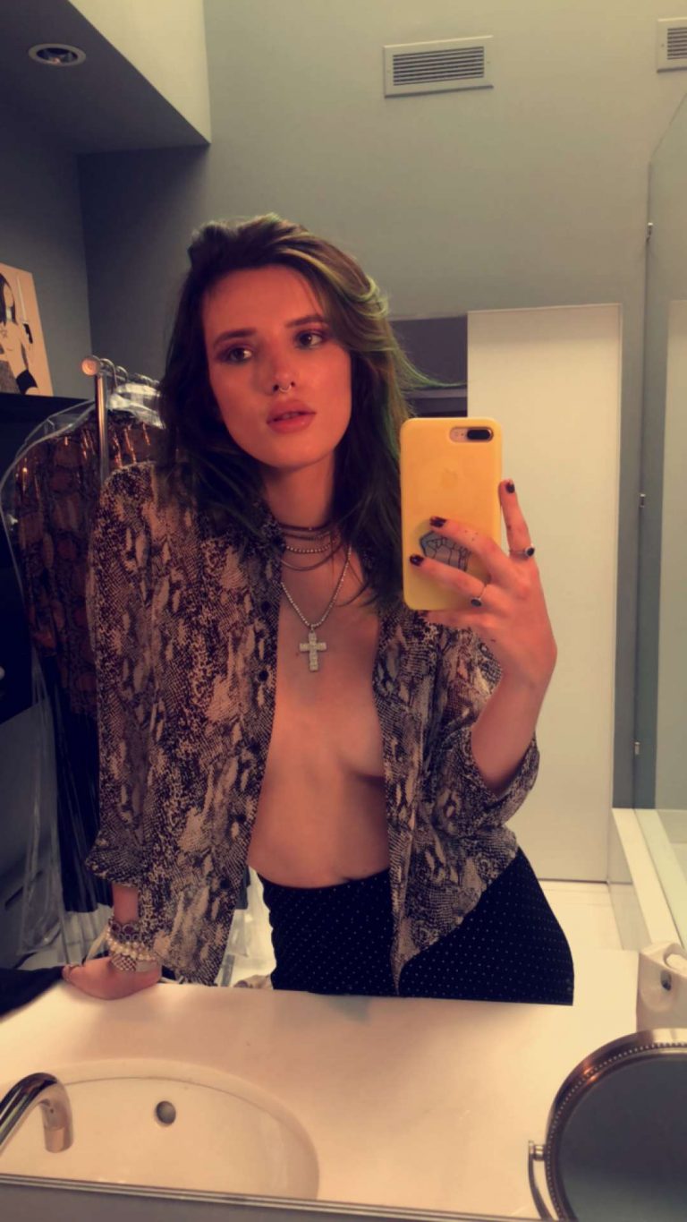 Bella Thorne shared one new sexy selfie photo on Snapchat 