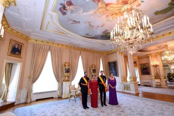 At the National Day gala, Maria Teresa wore the Belgian Scroll Tiara, Prenses Stephanie wore her butterfly tiara, diamond earring