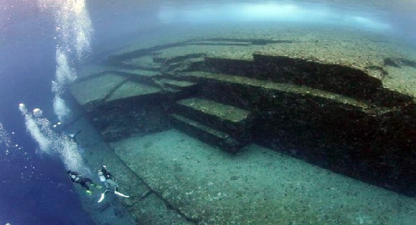Monumen Yonaguni Monumen Yonaguni