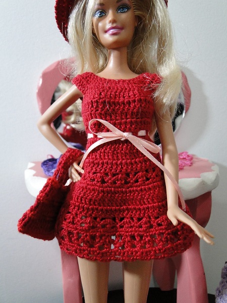 vestido, chapeu, bolsa e bolero de crochê para Barbie Pecunia MM  Roupas  de crochê para bonecas, Roupas de crochê, Vestido de boneca de crochê