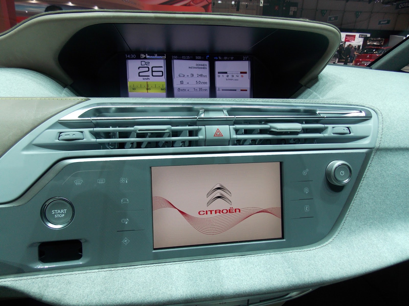 Voiture communicante Ecran HD et tablette tactile à l