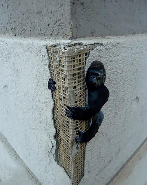 An anonymous tipster just sent us an image from this brilliant King-Kong street piece which just spawned somewhere on the streets of Zakamsk in Russia.