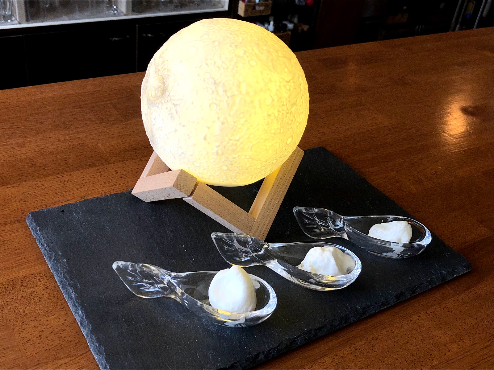 バーテンダーcatmanのブログ 液体窒素で凍らせたエスプーマカクテル ルナ ロック 月の石