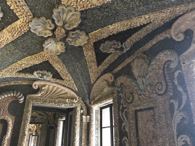 イゾラベッラ（ベッラ島）の宮殿内　大理石と貝で作られたグロットの天井