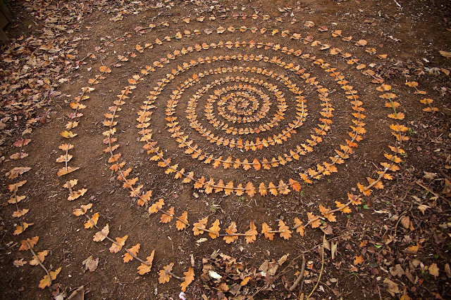 見ているだけで瞑想できそう。自然のもので作られた幾何学アート【a】　曼荼羅　アーティストのジェームズ・ブラント