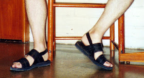 Homem usando sandálias de couro, pés masculinos, sandals for man, man wearing sandals,