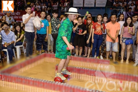 Huong Giang Idol vang mat, Tien Dat choi troi voi 