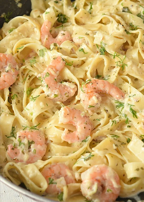 A close up of creamy and easy shrimp fettuccine alfredo with delicious homemade sauce