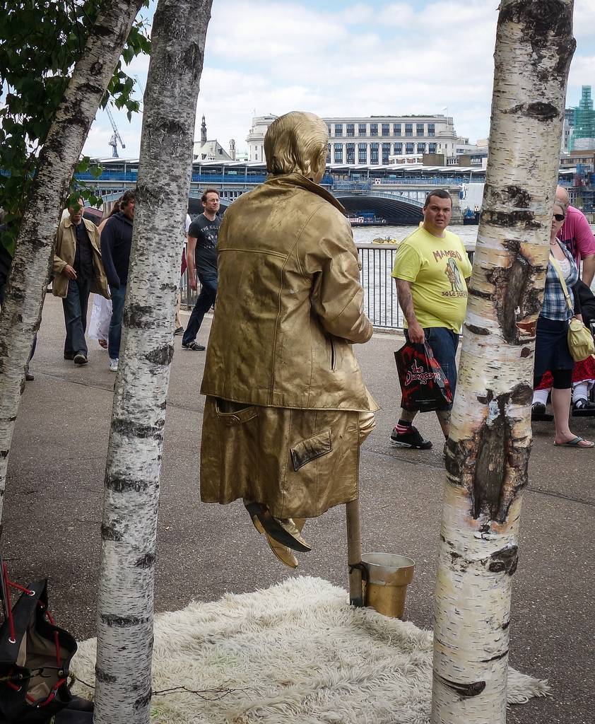 Living Statue Levitation Kuriositas