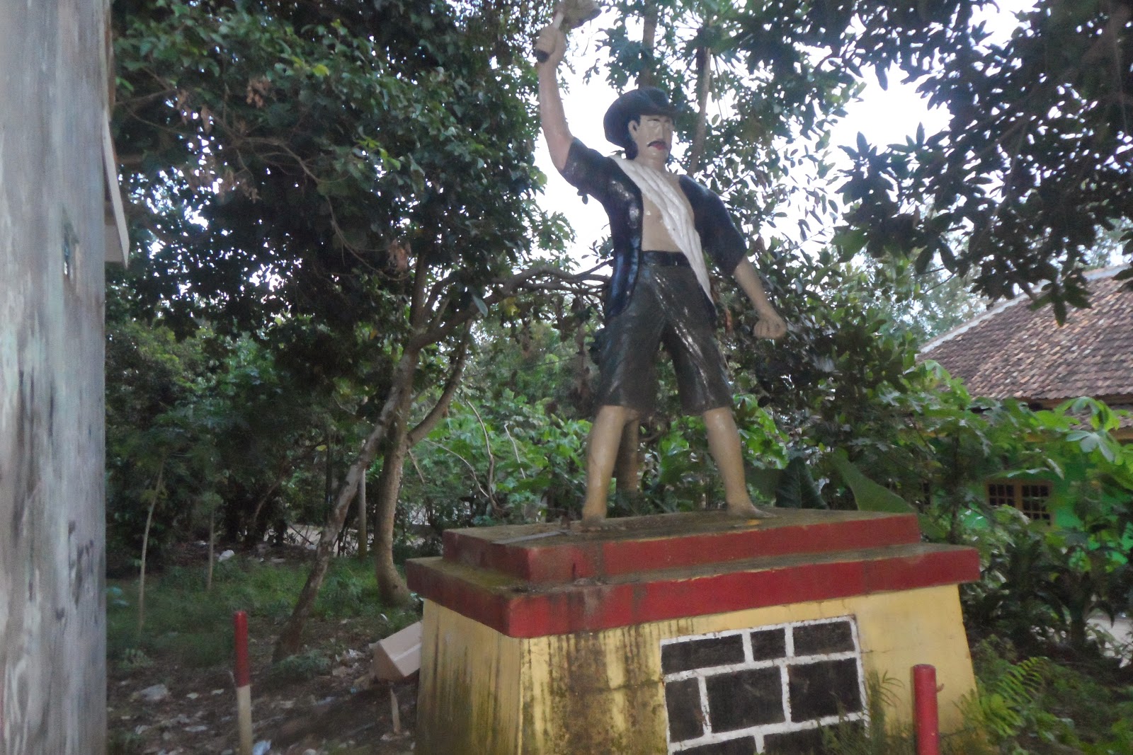 CLICK TO ENLARGE Patung Kasmin Pahlawan Tak Dikenal Dari Tinggar