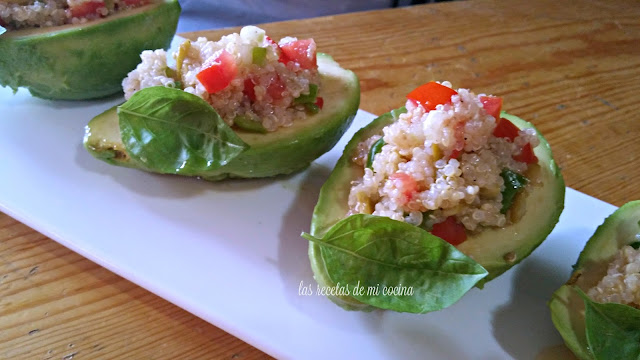 Ensalada de quinoa con aguacate y verduras