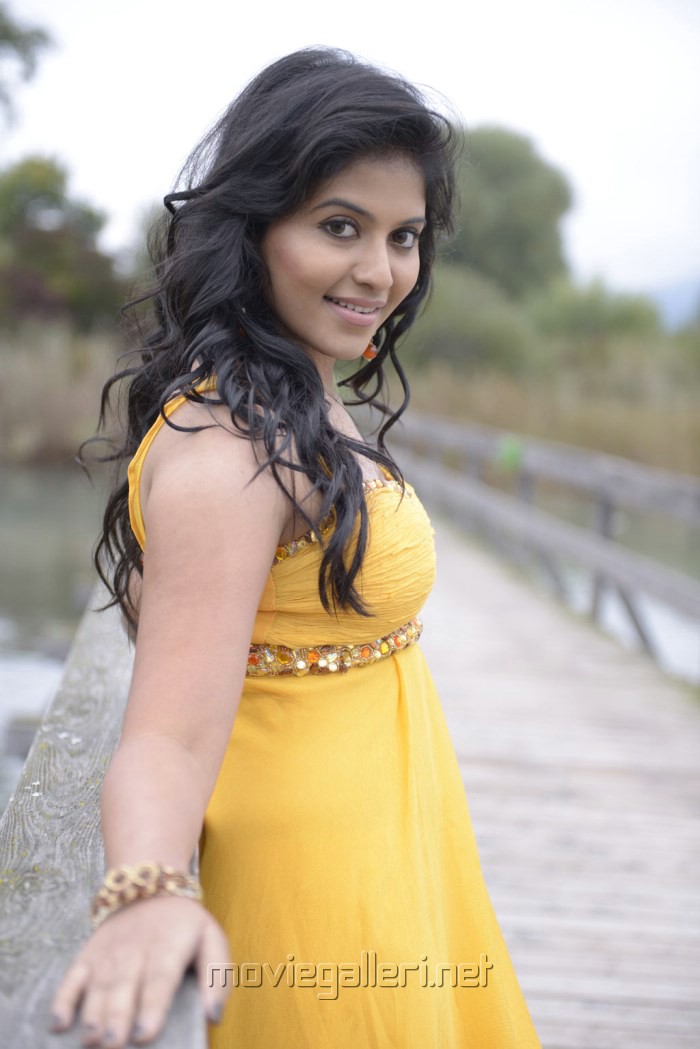 Cute And Hot Actress Anjali Cute And Hot In Settai Movie