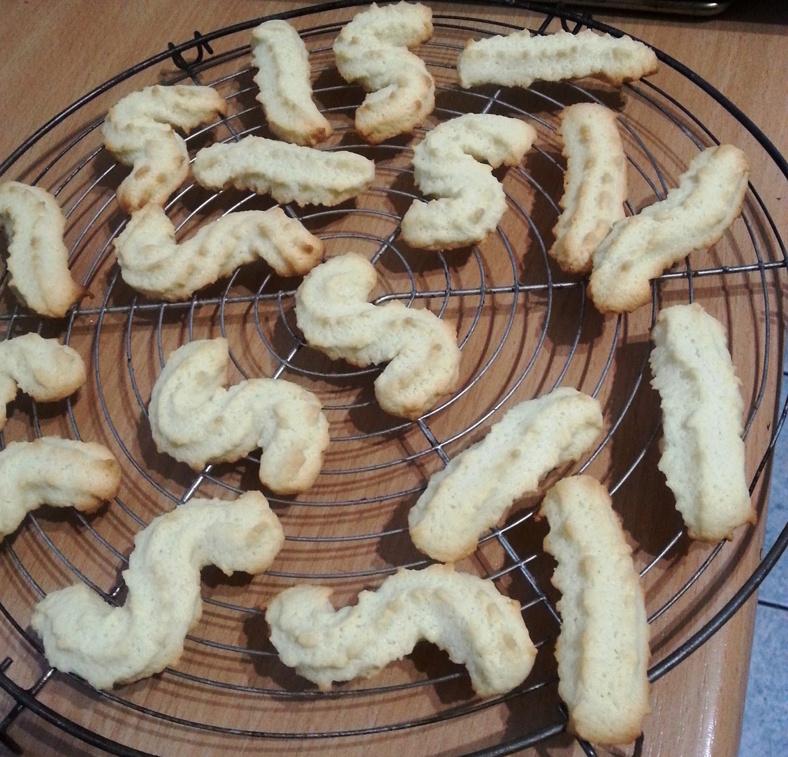 Sanna´s Hexenküche: Spritzgebäck (mit Mandeln) Sanna´s Hexenküche: Spritzgebäck (mit Mandeln)