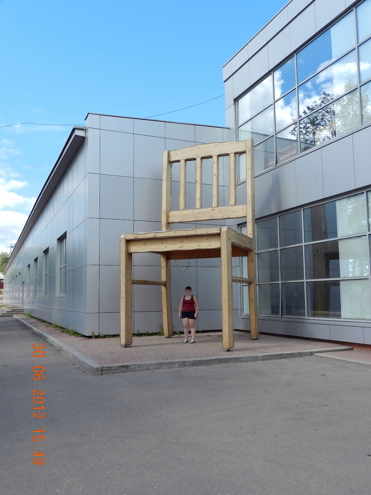 Боровичи стул памятник