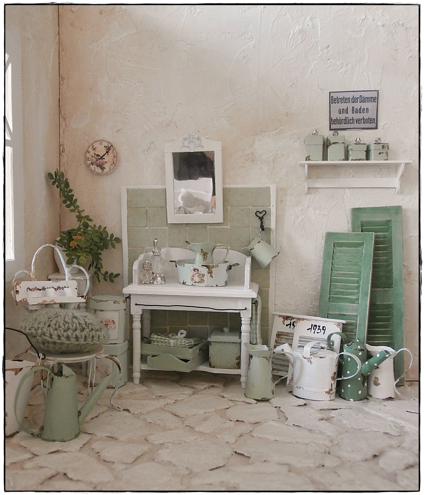 Shabby Dollhouse: Green bathroom...