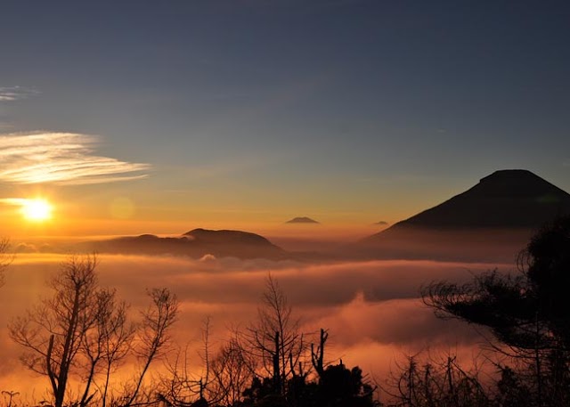 Paket Dieng start Jakarta B [Sunrise Mangunan, Lava Tour Merapi, Candi Borobudur, Sunrise Sikunir, Telaga Warna, Kawah Sikidang, Candi Arjuna]