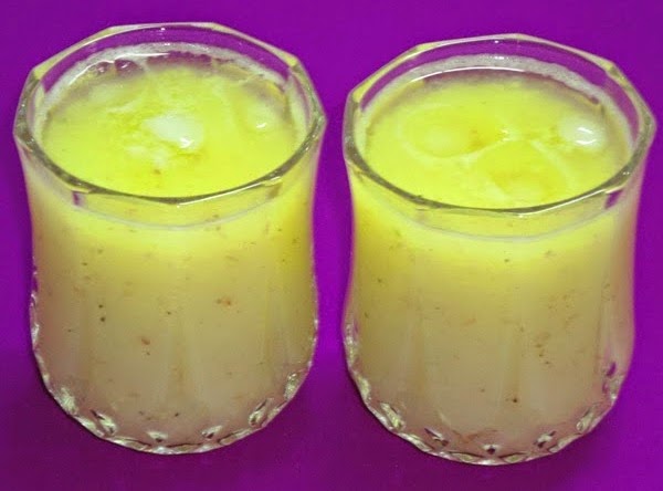 mango panna in serving glasses