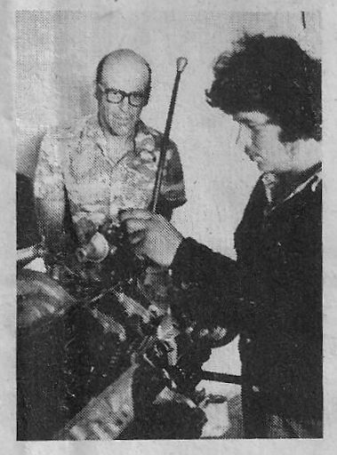 Valles vidusskolas autoklases skolotājs Žers ar skolnieku Ivaru Jermaku (1978)