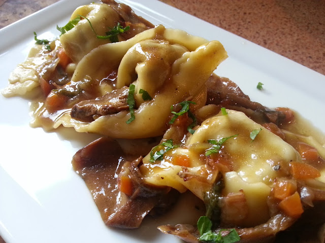 ravioli ripieni di guancialini stufati con il loro sugo