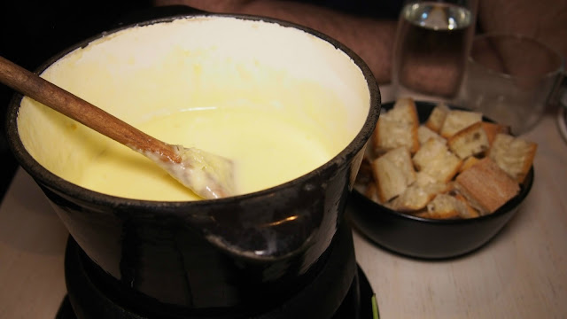 The Lodge Clapham Cheese fondue