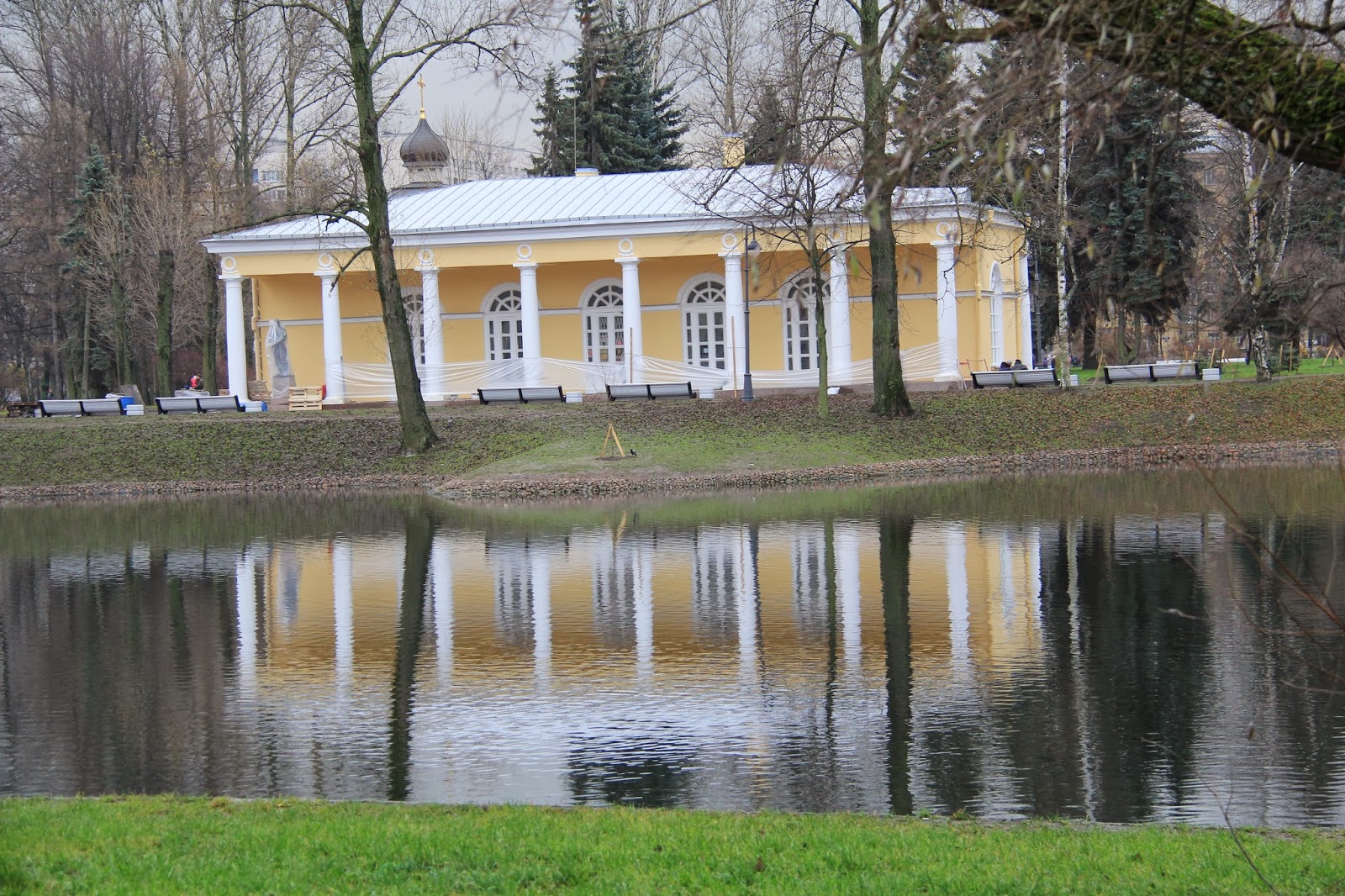 У графского парка