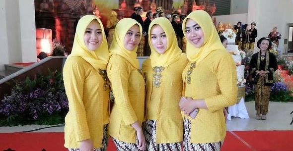 model seragam pernikahan baju kasual dengan sneakers