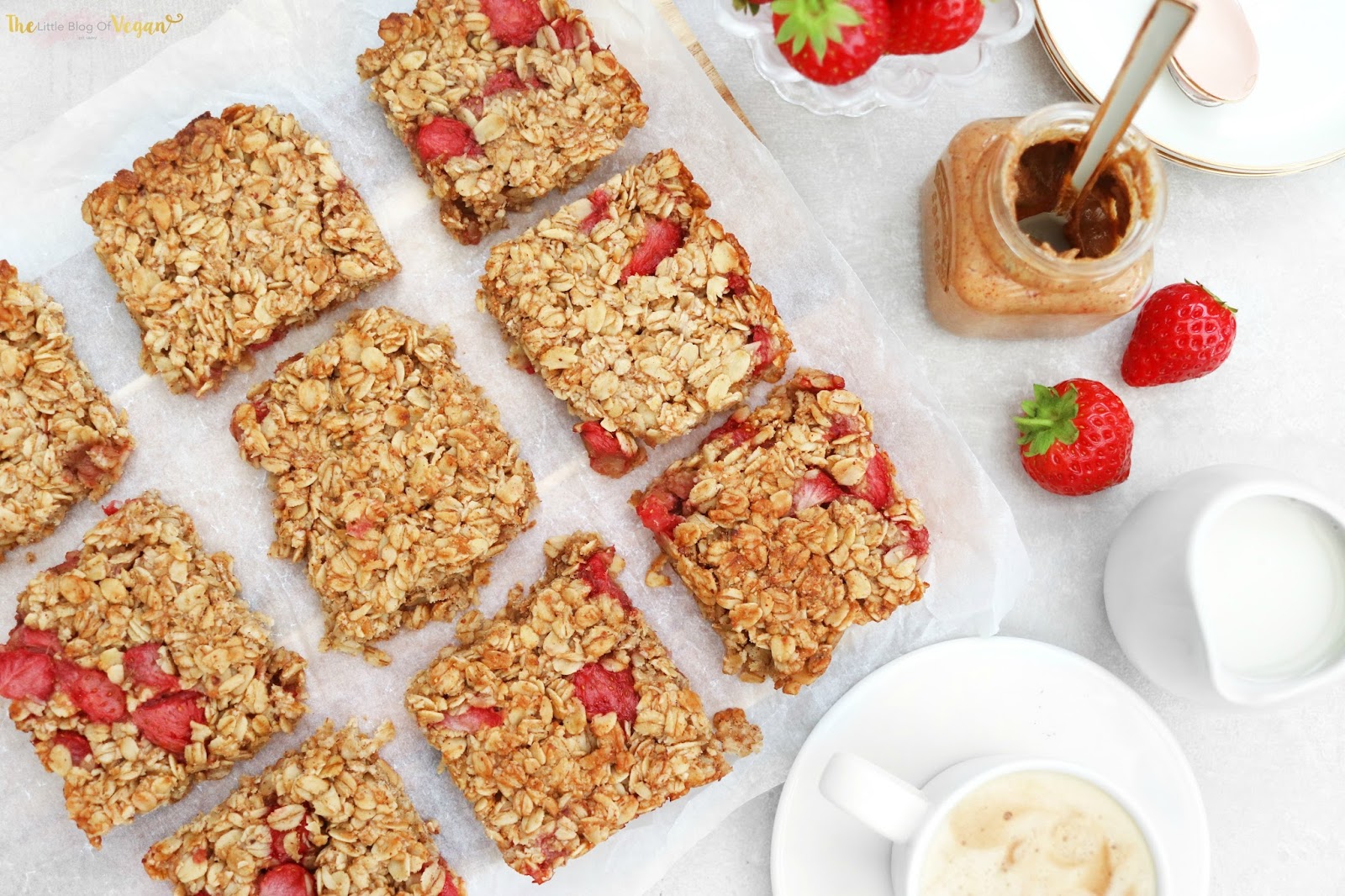 Strawberry oat breakfast bar recipe | The Little Blog Of Vegan