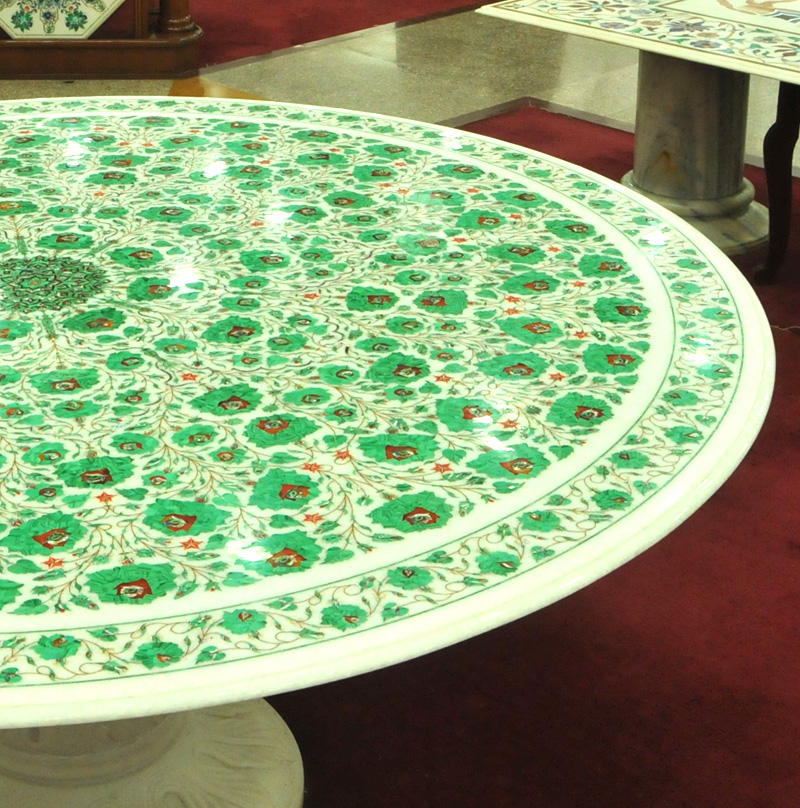 Malakite Table Top in White Marble Round Shape.this table can be used