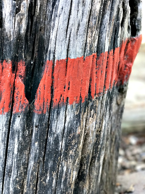 House number stump with red stripe