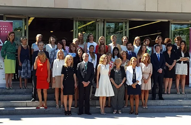 Queen Letizia of Spain attends award ceremony of the 25th edition of FEDEPE, Queen wore Hugo Boss dress, Malababa clutch, tous jewelers earrings, Magrit snakers pumps