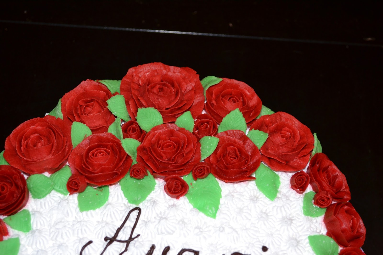 torta con rose rosse e panna
