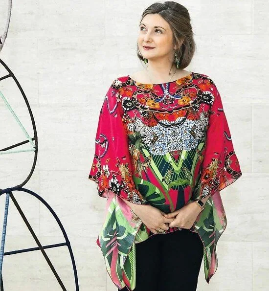 Hereditary Grand Duchess Stephanie gave an interview to the French magazine Point de Vue. Etro print red silk blouse
